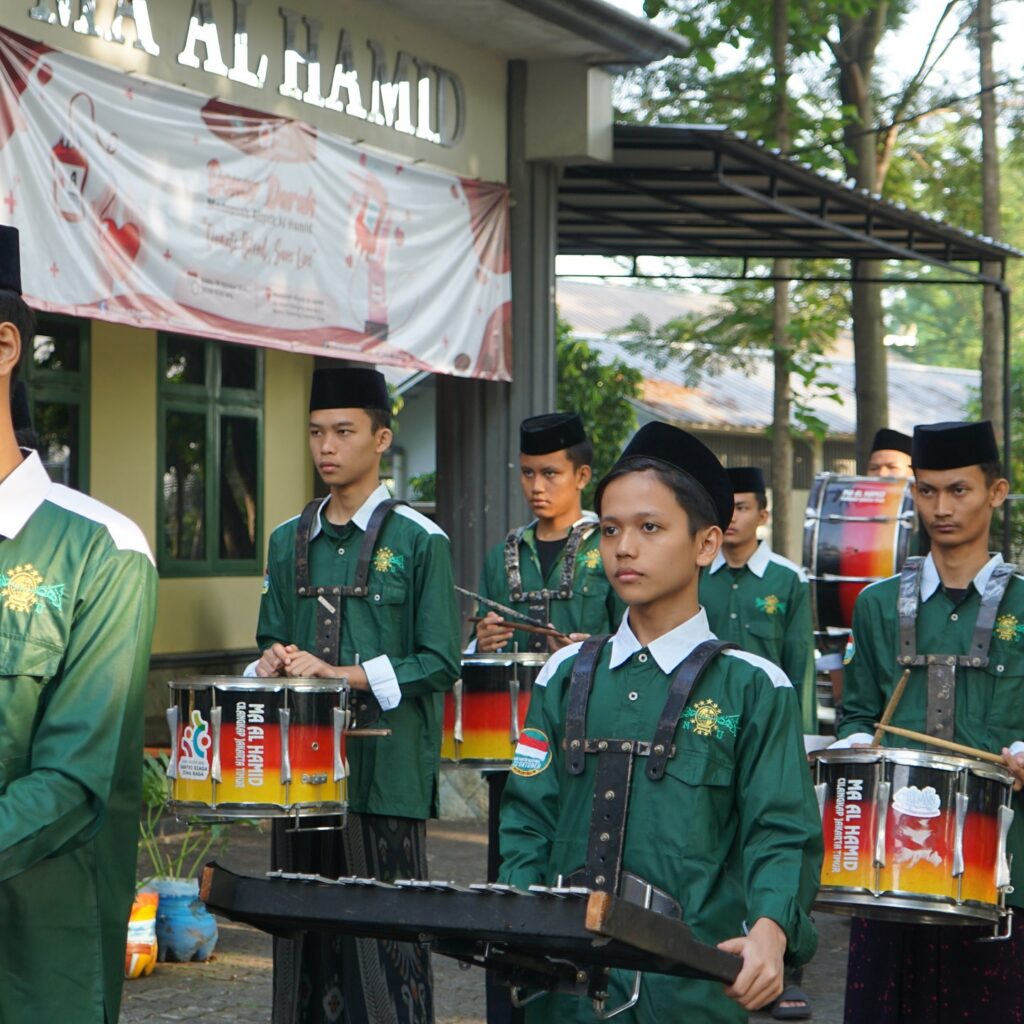 Pondok Pesantren Al Hamid Gelar Upacara Bendera Peringati Hari Santri Nasional 2025 drumband